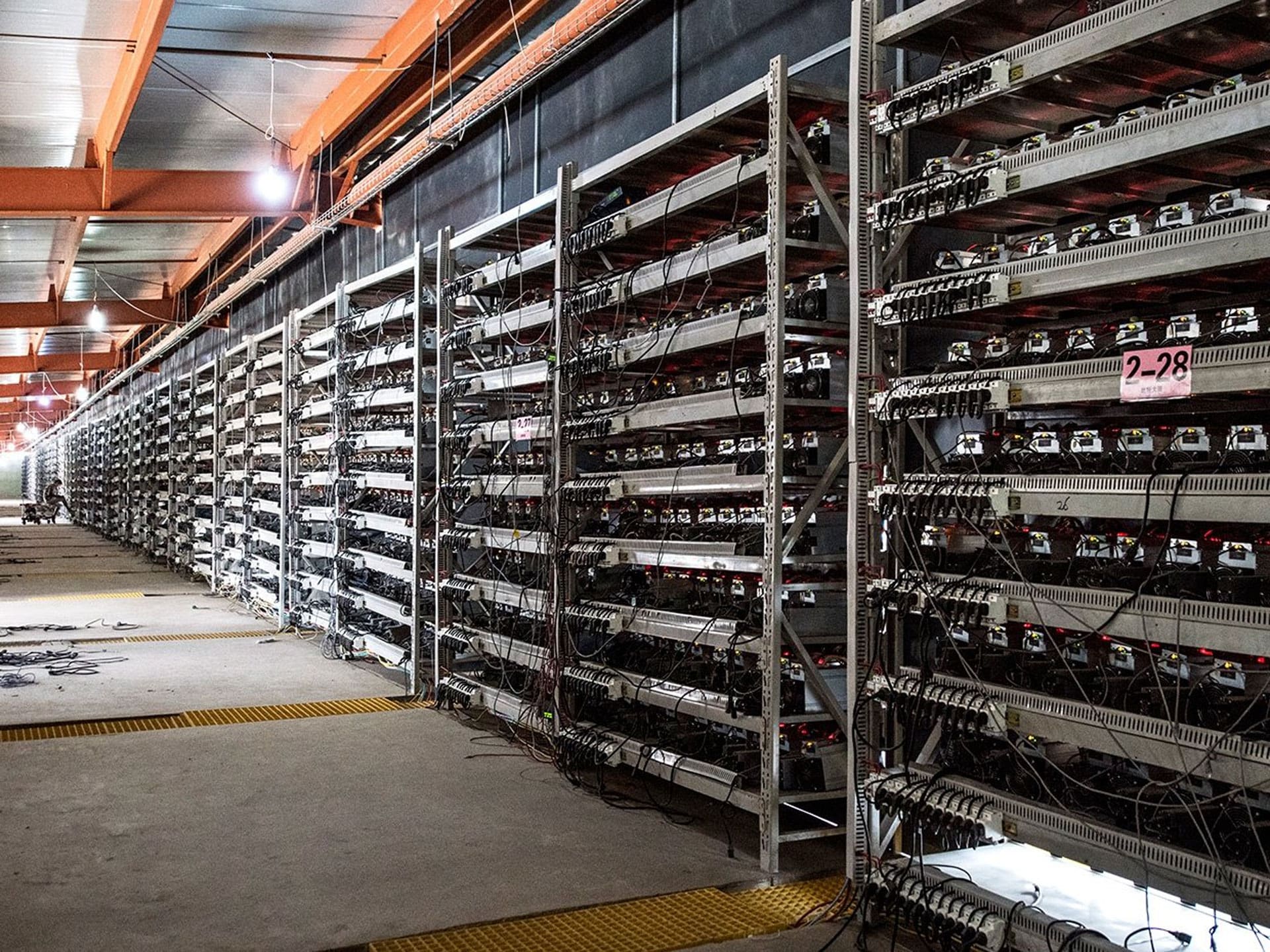 Ряды ASIC-устройств в промышленной майнинг-ферме